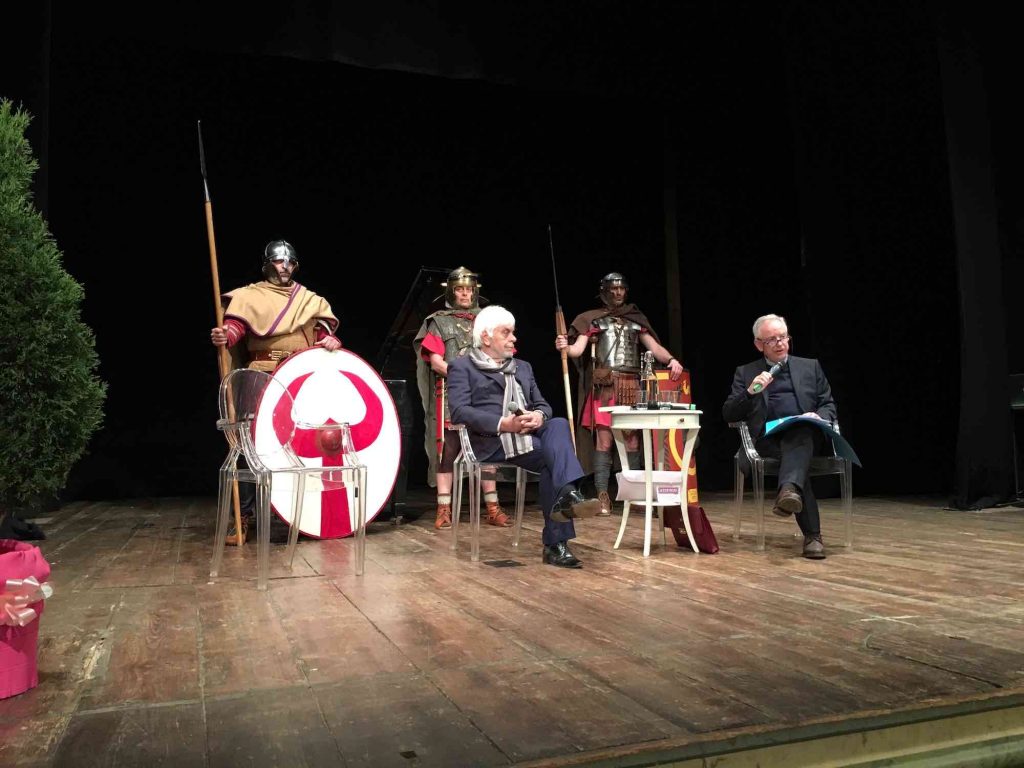 Valerio Massimo Manfredi e Daniele Manacorda al Teatro Sociale di Amelia, sullo sfondo tre legionari romani